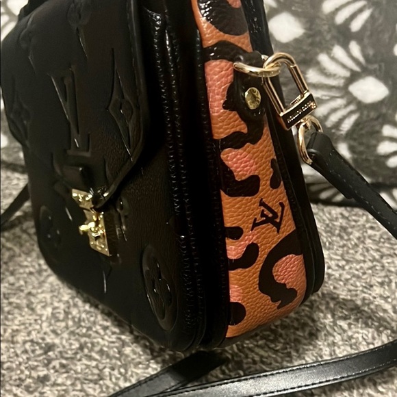 Crossbody Bag with cheetah print on side - Picture 4 of 9